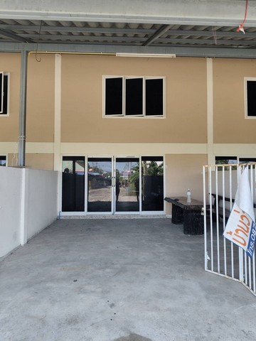 ให้เช่า ทาวน์โฮม 2 ใจกลาง อำเภอหัวไทร จังหวัดนครศรีธรรมราช ชื่อโครงการ :โครงการเจริญกิจที่อยู่ ซอยตรงข้ามพิธานพาณิชย์ หมู่ที่ 10 ตำบลหัวไทร อำเภอหัวไทร  จังหวัดนครศรีธรรมราช พื้นที่ใช้สอย 70 ตร.ม2 ชั้น จอดรถในบ้านได้ 1 คัน 2 ห้องน้ำ 1 ห้องนอน ชั้นหนึ่งเป็นห้องโถวใหญ่ และมีพื้นที่ใช้ส้อยหลังบ้าน ชั้นสอง มี 1 ห้องนอน 1 ห้องน้ำ และ ห้องโถวเล็กมีแอร์ในห้องนอน ไม่มีเฟอ