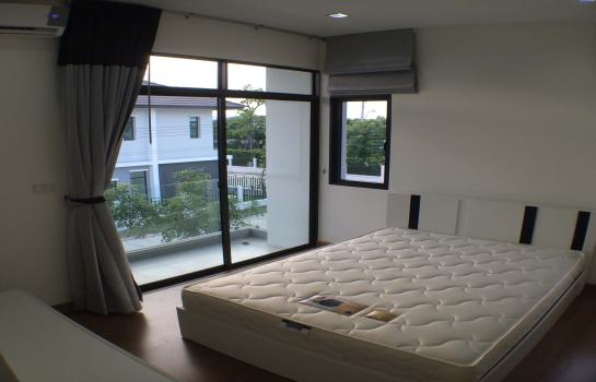 P14 ให้เช่า บ้าน ออร่า Aura รามคำแหง 94 ใกล้รถไฟฟ้า MRT สัมมากร หน้าบ้านหันไปทิศใต้