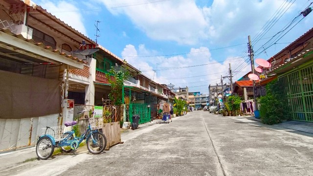 ขายทาวน์เฮาส์ 2 ชั้น หมู่บ้าน พระปิ่น 2 ถนนบรมราชชนนี 70 (พุทธมณฑลสาย2)  เนื้อที่ 17 ตร.ว. ขายเพียง 1,590,000 ล้านบาท