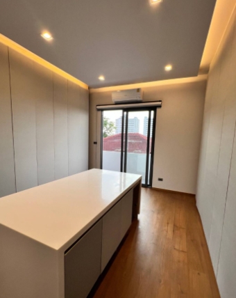 ขายบ้านเดี่ยว 3 ชั้น มีลิฟท์ สระว่ายน้ำ หมู่บ้านสารินปาร์ค รัชดา66 ใกล้สี่แยกวงศ์สว่าง เนื้อที่ 136 ตรว