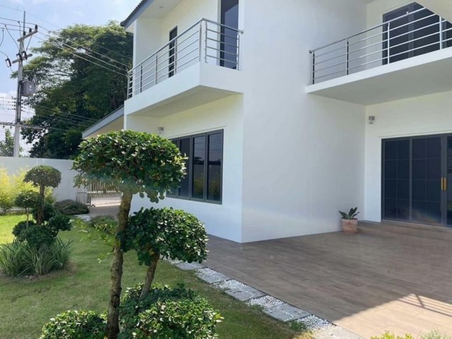 บ้านสวย 2 ชั้น  สไตล์โมเดิร์น พื้นที่กว้าง สันทราย