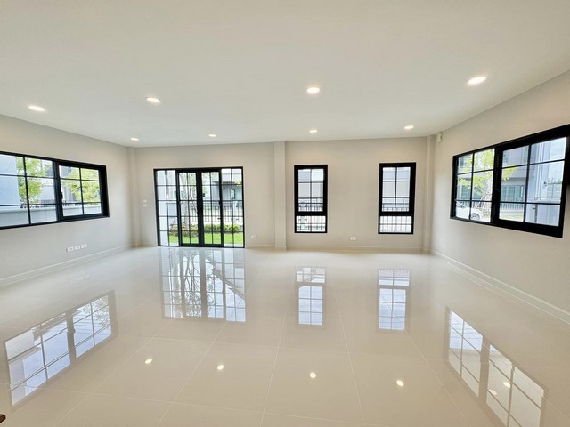 Centro Bangna #บ้านเดี่ยวติดMegaBangnaType ใหญ่  ( Francis) บ้านเลขที่สวยเลขมังกรราคาพิเศษเพียง 13.5 ล้านบาท พื้นที่ใช้สอย 265ตรม. ที่ดิน 62ตร.ว.- 4 ห้องนอน - 5 ห้องน้ำ- 2 ห้องนั่งเล่น - 3 ที่จอดรถจุดเด่นบ้านแปลงนี้- Zone rare item ของเฟส 2 ใกล้สวน-สนามเด็กเล่น- หน้าบ้านหันทิศเหนือ ตามหลักฮวงจุ้ย รับลมเย็นไม่ร้อน- บ้านเสร็จเรียบร้อยพร้อมเข้าอยู่ Special Promotion- ฟรี ! ทุกค่าใช้จ่ายวันโอน - ฟรี ! ม่านทั้งหลัง- ฟรี ! แอร์ท�