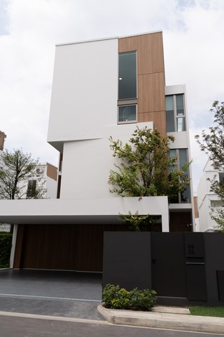 ขายบ้านเดี่ยว 3 ชั้น วีเว่ พระราม9 VIVE Rama9 ขนาด 76 ตร.วา ดีไซน์ใหม่ สไตล์ Modern Japaneseที่ตั้ง: ถนนกรุงเทพกรีฑา แขวงทับช้าง เขตสะพานสูง กรุงเทพฯรายละเอียด:- บ้านเดี่ยว 3 ชั้น- ขนาดที่ดิน 76 ตร.วา- พื้นที่ใช้สอย 324 ตร.ม • 3 ห้องนอนใหญ่ 4 ห้องน้ำ• 3 ที่จอดรถ• 1 ห้องนั่งเล่น (ชั้น 2)• 1 semi-outdoor อเนกประสงค์(ชั้น 1)• 1 ห้องแม่บ้านสิ่งอำนวยความสะดวก:- คลับเฮาส์- สวนสาธารณะกว่า 3 ไร่- สระว่ายน้ำระบบเกลือย