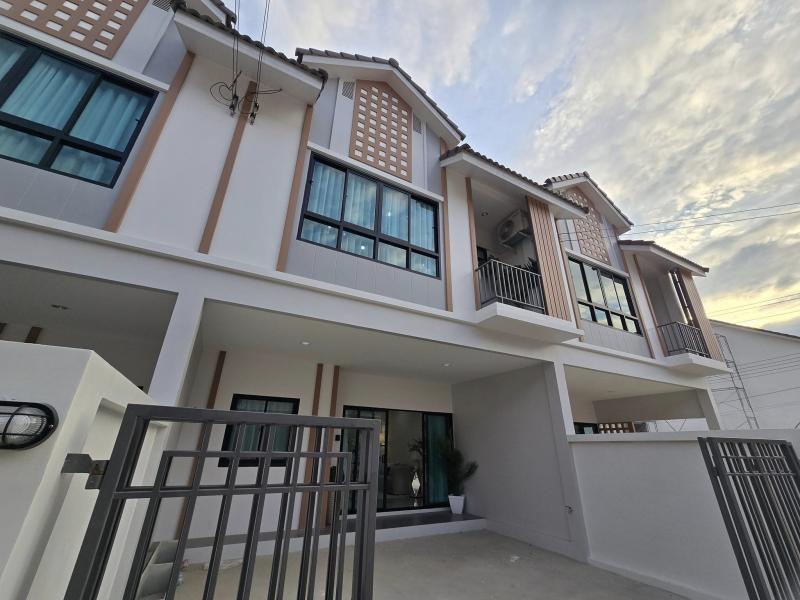 AOM 1376เซนสิริ เนินพลับหวาน 28 บ้านและทาวน์โฮมสุดเก๋ ใจกลางพัทยา พร้อมทำเลสะดวกราคาเริ่มต้นเพียง 2.4 - 4 ล้านบาทจุดเด่นของโครงการบ้านหน้ากว้าง 6 เมตรขนาดที่ดินเริ่มต้น 23.30 ตารางวา 96 ตร.มพื้นที่ใช้สอย 145 ตารางเมตรมีให้เลือก 2 รูปแบบ:บ้านชั้นเดียว 2 ห้องนอน 2 ห้องน้ำทาวน์โฮม 2 ชั้น 3 ห้องนอน 3 ห้องน้ำ 1 ห้องอเนกประสงค์ ส่วนกลางใหญ่ที่สุดในย่านนี้คลับเฮ้าส์, สระว่ายน้ำ, ฟิตเน