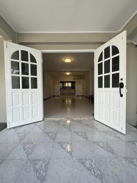 ให้เช่าบ้านเดี่ยว 2 ชั้น 107 ตรว. 5 ห้องนอน ซอยลาดพร้าว 64 ร่มรื่น ทำเลดี เข้าออกหลายเส้นทาง ออกรัชดาสะดวก เหมาะอยู่อาศัยหรือทำออฟฟิศ