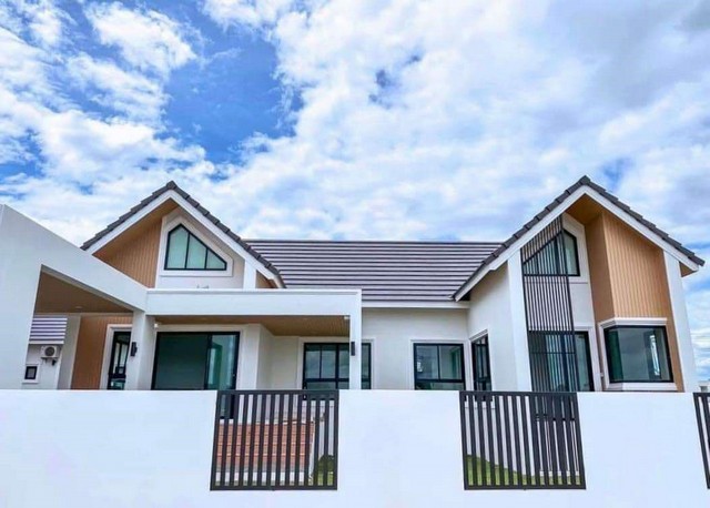 ขายบ้านใหม่นอร์ดิก 92.7ตรว. 3นอน2น้ำ 2.79ลบ. ฟรีโอน ของแถม บ้านท่าเดื่อ ต.บ้านแม อ.สันป่าตอง เชียงใหม่ขายบ้านใหม่หลังใหญ่แปลงมุม พร้อมอยู่ เฟอร์นิเจอร์ครบ น้ำไม่ท่วมพื้นที่ใช้สอย 138 ตารางเมตร / พื้นที่ดิน 92.7 ตรว.       - 3 ห้องนอน 2 ห้องน้ำ       - 1 ห้องครัว       - 1 ห้องนั่งเล่น       - 1 ที่จอดรถ จอดได้ 1-2 คัน       - มีสวนขนาดหน้าบ้าน & ข้างบ้านกว้างอยู่ใกล้แหล่งอำนวยความสะดวก การเดินทางสะดว