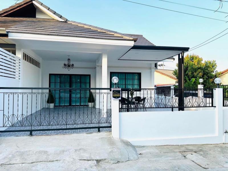 AOM 1381หมู่บ้านรวิพร โกลเด้นฮิลล์ซ.เขาตาโลบ้านแฝดหลังมุมบ้านเลขที่ 70/122พิกัด : ซอยเขาตาโล    ราคา 3.19 ลบ.ห้องนอน     : 2ห้องนอนห้องน้ำ        : 2ห้องน้ำ พื้นที่ 37.5 จอดรถในบ้าน 1 คัน นอกบ้าน 2 คันของแถม ยกเว้นของตกแต่งฟรีมิเตอร์น้ำ-มิเตอร์ไฟฟรี ชุดชั้นวางทีวีบิ้วอินฟรี ชุดห้องนอน 2 ห้องบิ้วอินฟรี โซฟาห้องรับแขกฟรี ชุดผ้าม่านพรีเมี่ยมฟรี โต๊ะกินข้าว4 ที่นั่งฟรี  ครัวพร้อมซิงค์ล้