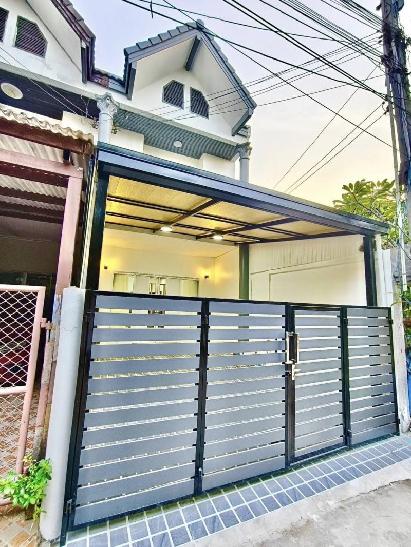 AOM 1378ขายบ้านฝั่งทะเลใครกำลังมองหาบ้านฝั่งทะเลเพื่ออยู่เองหรือลงทุนมาแล้วค่ะ หลังนี้คุ้มค่ามากค่ะ แถมราคานี้ก็หายากสุดๆ ไปเลย มาพร้อมกับเฟอร์นิเจอร์ และของแต่งครบชุด ทาวเฮาส์ 2 ชั้น สุขุมวิท 56 ก่อนถึงโลตัสพัทยาใต้ ห่างสุขุมวิทเพียง 300 ม. 2 ห้องนอน 2 ห้องน้ำ  1 ห้องครัว 1 ห้องนั่งเล่น ขนาด 17 ตร.วา แต่กว้างมากแถมฟรี‼️ เฟอร์นิเจอร์ และของแต่งหิ้วกระเป๋าใบเดียวเข้