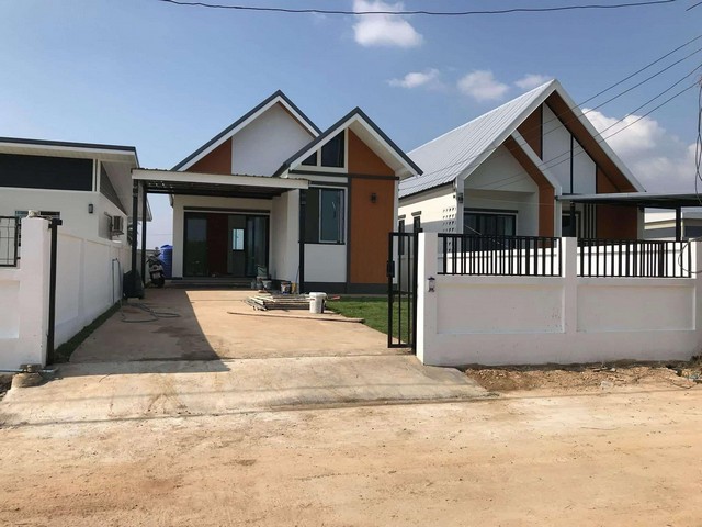 #ขายบ้านพร้อมอยู่ สไตล์ นอร์ดิก  ต.สบแม่ข่า อ.หางดง  เชียงใหม่​——————————————————————-#เนื้อที่ 50  ตรว.  พื้นที่ใช้สอย 120 ตรม. 3 ห้องนอน  2 ห้องน้ำ  1 ห้องโถงรับแขก 1 ห้องครัว  จอดรถยนต์ 1-2 คัน   #ราคา 1.89 ล้านบาท / พร้อมโอน  #แถมฟรี    -​ ฟรีโอน    -​ มิเตอร์ น้ำ    -​ มิเตอร์ไฟ    -​ ปั๊มน้ำ + ถังเก็บน้ำ ใช้วัสดุคุณภาพดี เดินทางสะดวก  ห่างสนามบิน 13 กม.   ห่างจากโรงเรียนนานาชาติลานนาเพียง 3 กม.  ก