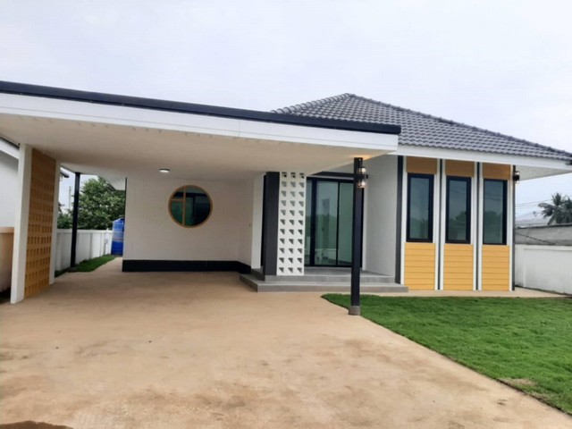 #ขายบ้านพร้อมอยู่ พื้นที่กว้างใกล้เมือง    ต.สบแม่ข่า  อ.หางดง  จ.เชียงใหม่   **********************************  #ขายบ้านพร้อมอยู่พื้นที่กว้าง ใกล้สาธารณูปโภค     #เนื้อที่  72 ตรว. พื้นที่ใช้สอย  130 ตรม.    #ขนาด  3  ห้องนอน  3 ห้องน้ำ  1  ห้องครัว      จอดรถ ได้ 3  คัน    #ห่างจากตลาดน้ำโท้ง 1 กม.      #ห่างจากโรงเรียนนานาชาติลานนา 3.5 กม.    #ห่างจากกาดฝรั่ง  6  กม.    #เดินทางเข้าเมืองเพียง 14  กม.     =============================                  ราคาขาย  