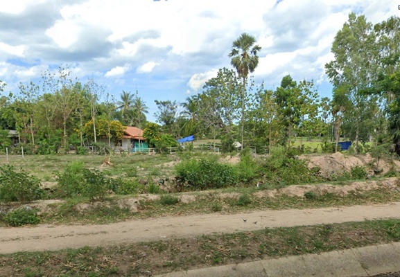 ขายที่ดิน แปลง ขนาด 5 ไร่ 1 งาน 40 ตรว. ทำเลสวย ถนนลาดยาง ห่างจากถนนหลักเพชรเกษมเพียง 5 กิโลเมตร จ.เพชรบุรี ในราคาพิเศษสุดๆ