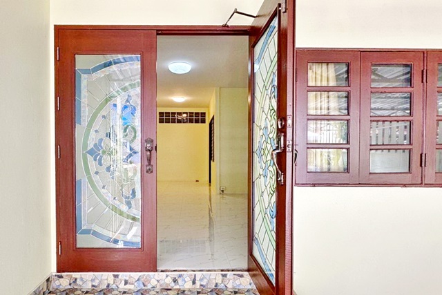 ม.กรุงเทพ สุขุมวิท 1.8 กม.  BTSอ่อนนุช 300ม. ทางด่วนสุขุมวิท50 100ม. จอดรถ 5คัน ให้เช่าบ้านเดี่ยว 2 ชั้น 2-3นอน 3 น้ำ 4 แอร์ 200ตรม.