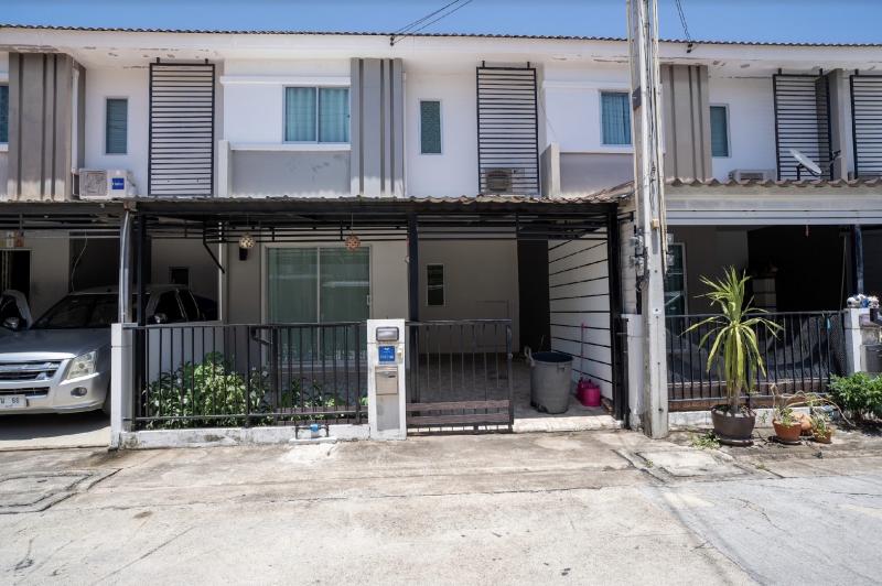 AOM 1383 ทาวน์โฮม 2 ชั้น ใกล้แหล่งชุมชน การเดินทางสะดวก รีโนเวทชั้นล่างใหม่สไตล์โมเดิร์น โครงการบ้านพฤกษา บุญสัมพันธ์-พัทยากลาง  ซอย 4 เขาน้อย พัทยา3 ห้องนอน 2 ห้องน้ำ พื้นที่ใช้สอย 115 ตารางเมตร ขนาดที่ดิน 17.6 ตารางวาบิ้วท์อินทั้งหลังแอร์ 4 ตัว ทำเลทองในพัทยา ตั้งอยู่ในแหล่งชุมชนที่ครบครัน ทั้งหมู่บ้าน คอนโด ตลาด ซุปเปอร์มาร์เก็ต คลินิก ร้านขายยา ร้านทอง และร้านอื่น