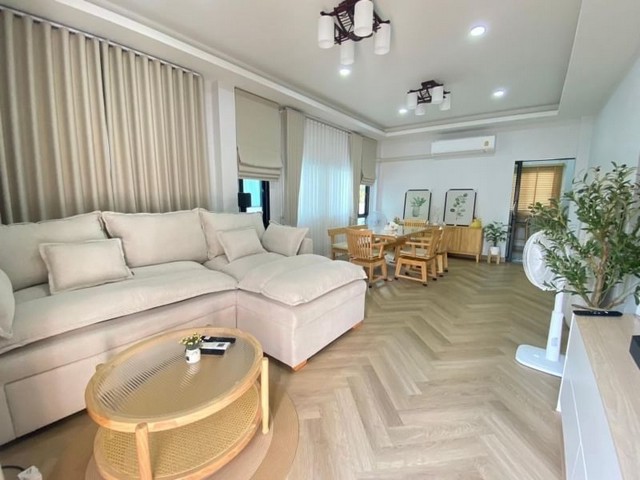 บ้าน 2 ชั้น สไตล์โมเดิร์น เฟอร์ครบ โซนป่าแดด