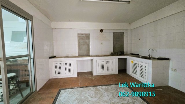 ทาวน์เฮ้าส์ 4 ห้องนอน เนื้อที่ 52 ตรว. ในทำเลพระราม 3 พร้อมพื้นที่อเนกประสงค์