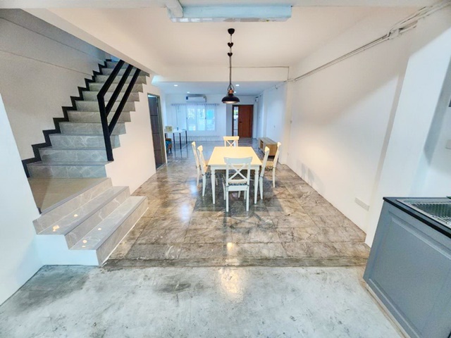 AIRBNB สุขุมวิท 103 รร.นานาชาติเบิร์คลีย์ 0.7 กม.1.7 กม. 7แอร์ 5นอน 21 ตร.ว.340 ตร.ม ทาวน์เฮ้าส์ 4 ชั้น 3 น้ำ BTS บางนา 1.5 กม.