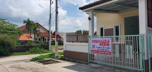 ขายทาวน์เฮ้าส์ หลังตึกตรงข้าม รพ.หนองหญ้าไซ จ.สุพรรณบุรี ที่ตั้ง :  ตำบล หนองหญ้าไซ อำเภอ หนองหญ้าไซ สุพรรณบุรี 72240ขนาดพื้นที่ที่ดิน  : 32.9 ตรว. พื้นที่ใช้สอยตัวบ้าน  : 93 ตรม.รายละเอียดขายทาวน์เฮ้าส์ หน้ากว้าง 6 ม.    ลึก 15.50 ม. มี 2ห้องนอน 1ห้องน้ำ 1ห้องโถง ที่จอดรถยนต์  ครัวพิกัด หลังตึกตรงข้าม รพ.หนองหญ้าไซ จ.สุพรรณบุรี สิ่งอำนวยความสะดวกครบโฉนดพร้อมโอนสามารถเข้าธนาคารไ