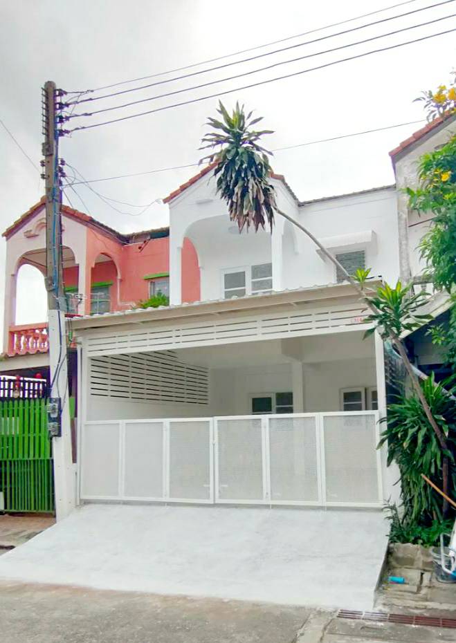 ##ขายทาวน์เฮ้าส์ 2ชั้น มบ.ธารารินทร์ รีโนเวทใหม่ทั้งหลังโซน ธัญบุรี  จ.ปทุมธานี•ลักษณะโดยทั่วไป- ทาวน์เฮ้าส์ 2ชั้น มบ.ธารารินทร์ ใจกลางเมืองรังสิต ปทุมธานี- รีโนเวทใหม่ทั้งหลัง พร้อมเข้าอยู่- 2 ห้องนอน  2 ห้องน้ำ  1 ห้องครัว- ที่ตั้ง : 314  ม.8 ซ.รังสิต นครนายก 56 ต.ประชาธิปัตย์ อ.ธัญบุรี จ.ปทุมธานี- เนื้อที่  18  ตรว.  - ติดถนนสายหลัก เดินทางสะดวก- ใกล้ศูนย์การค้า ตลาดนัด สถานีรถไ