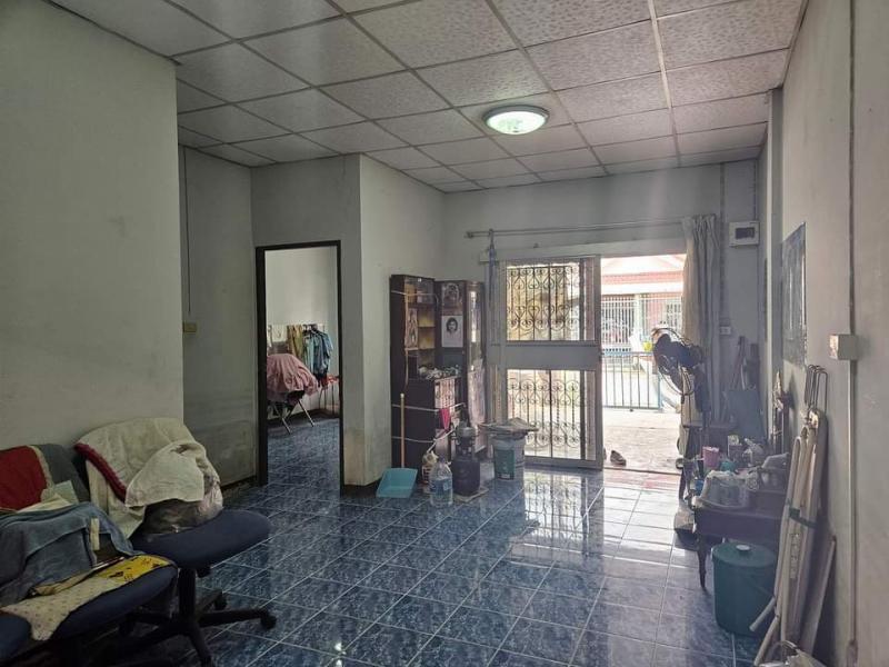 M-09752ขายทาวน์เฮ้าส์ชั้นเดียว หน้ากว้าง 6 เมตรหมู่บ้านราชพฤกษ์ 5 คลองหนึ่ง นวนครพิกัด : หมู่บ้านราชพฤกษ์ 5หมู่ 14 ถ.พหลโยธิน ต.คลองหนึ่ง อ.คลองหลวง จ.ปทุมธานีhttps://maps.app.goo.gl/mfUF76C1QsJCs7VCAชมคลิปรีวิวภายใน???? : ช่อง YouTubehttps://youtu.be/RJz5Nr-qSCg?si=BSZdGfHRb-cO2tWyเนื้อที่ 21 ตรว.พื้นที่ใช้สอย 84 ตรม.หน้าบ้านหันทิศ : ใต้หน้ากว้าง 6 เมตร | ลึก 14 เมตร2 ห้องนอน | 1 ห้องน้ำ | 1 จอดรถสีผังเมือง : เขตพื้นที่สีส้ม (ที่อยู่อาศัยหนาแน่น