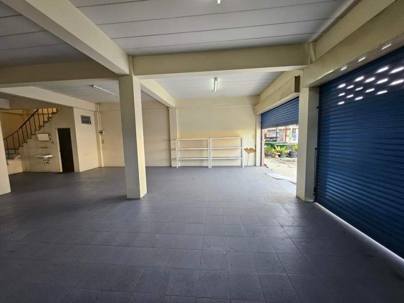 M-09758ให้เช่า อาคารพาณิชย์ 3 ชั้น (2 คูหา) ทำเลดีติดถนนบายพาส ชลบุรี (ตรงข้ามโรงแรม เจ พาร์ค)ราคาให้เช่า 2 ห้อง  25,000 บาท/ เดือน2 ห้องติดกัน พื้นที่ 30 ตร.ว.พื้นที่ใช้สอย 312 ตรม.ชั้น 1 เป็นห้องโล่ง มี 1 ห้องน้ำชั้น 2 มี 2 ห้องนอน 1 ห้องน้ำชั้น 3 เป็นห้องโล่งๆ มี 1 ห้องน้ำชั้น 4 เป็นดาดฟ้าพิกัด : ตึก3ชั้น ถนนบายพาส ต.นาป่า อ.เมืองชลบุรี จ.ชลบุรีhttp://maps.google.com/?q=13.385…​ชมคลิปรีวิวภายใน???? ช่อง YouTubehttps://youtu.be/