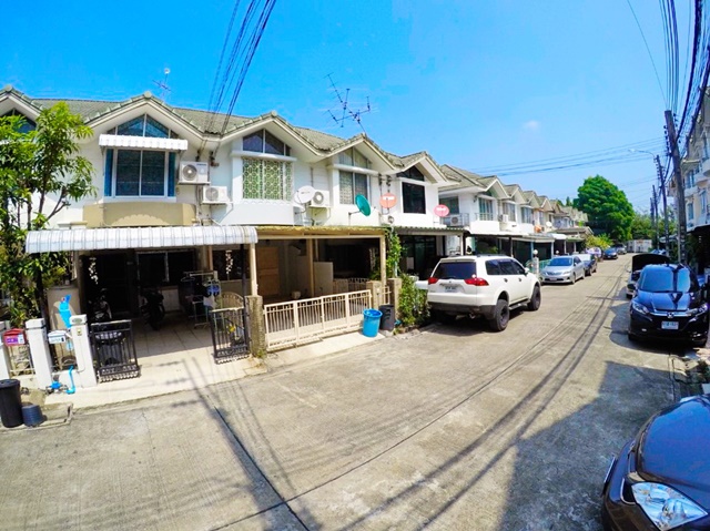 เดอะแจส วังหิน 1.2 กม.ใจกลางเมือง MRT ลาดพร้าว 1.5 กม.ทาวน์เฮาส์ 2 ชั้น 2 นอน 2 น้ำ เฟอร์ บิวท์อิน ม.ราชภัฏจันทรเกษม 1.2 กม.ซ.รัชดาภิเษก 30-34 ให้เช่า 12,999 b-m 2 แอร์ 17 ตร.ว.140 ตร.ม.ถ.ลาดพร้าว รัชดาภิเษก ย่านธุรกิจ แหล่งชุมชน เดินทางสะดวก In the city center, MRT Lat Phrao 1.5 km. 2-storey townhouse, 2 bedrooms, 2 bathrooms, built-in furniture, Chandrakasem Rajabhat University 1.2 km. Soi Ratchadaphisek 30-34 for rent 12,999 b-m 2 air conditioners The Jas Wang Hin 1.2 km. 17 sq m. 140 sq m. Lat Phrao Rd. Ratchadaphisek Business district Community area Convenient transportation ห้าแยกลาดพร้าว-รัชโยธิน ถ.ลาด