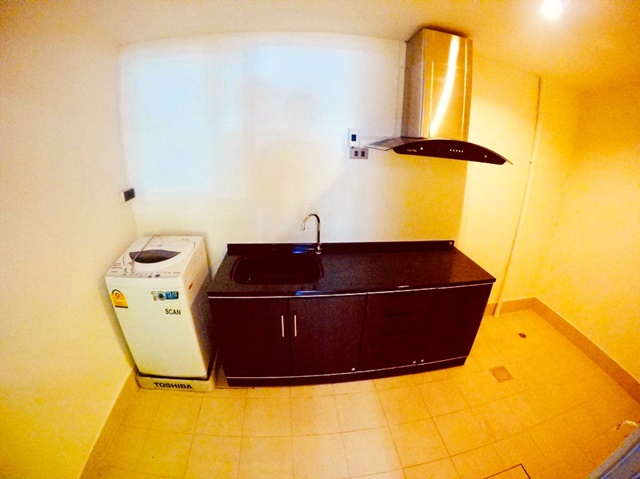 เฟอร์ บิวท์อิน แม็กซ์แวลู วังหิน ลากูน 0.8 กม.ให้เช่า ทาวน์เฮาส์ 2 ชั้น 2 นอน 2 น้ำ  รัชดาภิเษก 26-34  ใจกลางเมือง MRT ลาดพร้าว 1.5 กม.