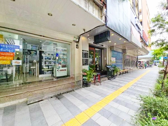 MRT สีลม 1 กม. ม.จุฬาลงกรณ์ 1.5 กม.2 น้ำ ให้เช่า 139,999 b-m อาคารพาณิชย์1คูหา ให้เช่าชั้น1- 4 โรบินสัน สีลม 1.1 กม. แหล่งช้อปปิ้ง เหมาะทำออฟฟิศ คลินิก โชว์รูม คาเฟ่ หรือร้านอาหาร 230 ตร.ม.14 ตร.วา. รพ.กรุงเทพคริสเตียน 1 กม.สวนลุมพินี 2.1 กม.เดินทางสะดวก ทำเลดีมาก ติดถนน ย่านธุรกิจMRT Silom 1 km. Chulalongkorn University 1.5 km.2 bathroom Very good location On the road Business area Commercial building 1 unit For rent Floor 1-4 Soi Silom 6-10 Robinson Silom 1.1 km. Shopping area Suitable for office clinic showroom cafe or restaurant 230 sq.m. 14 sq.wa. For rent 139,999 b-m Bangkok Christ