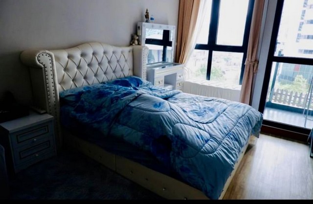 TEL : 092-288 9359 คุณดนิตาLine : https://line.me/ti/p/yxo92dHWP1ให้เช่า ลัดดาพลัส คอนโด ศรีราชาขนาด 36 ตร.ม. ชั้น 5 ตึก Bห้องสตูดิโอ 1 ห้องนอน 1 ห้องน้ำ วิวสระว่ายน้ำ     เฟอร์นิเจอร์ครบ - เตียง ที่นอน 5 ฟุต- ตู้เสื้อผ้า- โต๊ะเครื่องแป้ง- โซฟา โต๊ะกลาง- ประตูระบบ Digital Scan นิ้วมือเครื่องใช้ไฟฟ้า- แอร์ - เครื่องซักผ้า- ตู้เย็น- ไมโครเวฟ    สิ่งอำนวยความสะดวก- ฟิตเนส- สระว่ายน้ำ- เข้าออกระบบคีย์การ์ด- รักษาความปลอดภัย 