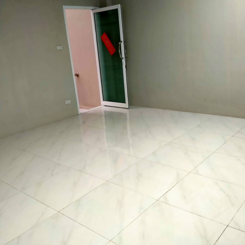 BST748 โกดังติดถนนบางปลา ถนน เศรษฐกิจ ขนาดพื้นที่ 450 ตารางเมตรค่ะ มีออฟฟิต2ห้องในตัวค่ะ