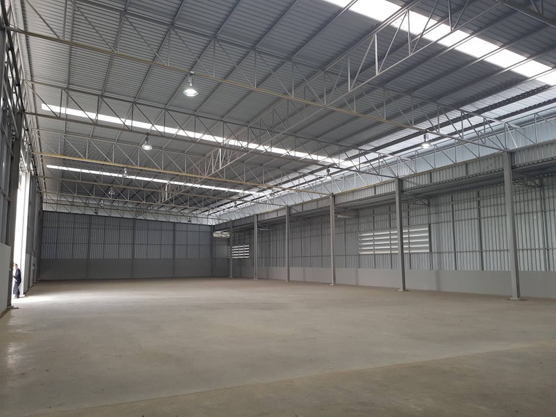 BST747 ให้เช่าโกดังลาดกระบัง พื้นที่ใช้สอย 1030ตารางเมตร ถนนเข้าออกสะดวกรถคอนเทนเนอร์ เข้าได้ มีห้องน้ำ