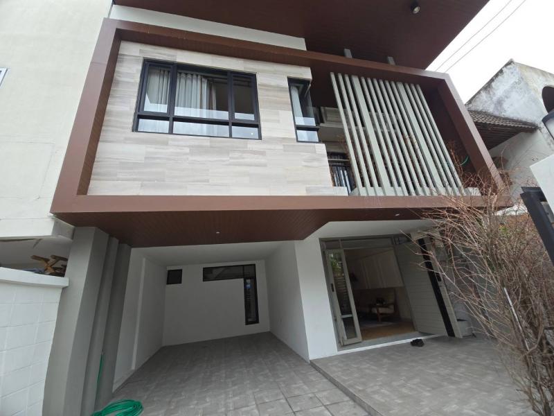 TH-214ที่ตั้ง ถ.เอกมัย 22 คลองตันเหนือ วัฒนา กรุงเทพมหานคร 10110รายละเอียด- ขายทาวน์เฮาส์ 2 ชั้น- ขนาดที่ดิน 30 ตรว.- 3 ห้องนอน 3 ห้องน้ำ- รีโนเวทใหม่ทั้งหมด- จอดรถ 1 คัน- ทุกอย่างให้ตามรูป รวมตกแต่ง- บิ้วอิน ไม่รวมเฟอร์ลอยตัว- ในครัวได้เครื่องใช้ไฟฟ้าทุกอย่างตามรูป- มีแอร์ 5 เครื่อง พร้อมแอร์ในห้องครัว- ปรับปรุงใหม่ทั้งหลัง พร้อมตกแต่งบิ้วอินครบสถานที่ใกล้เคียง- โรงเรียนไท�