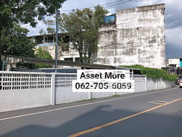 ขายด่วนที่ดินติดถนน ซอยปรีดีพนมยงค์ 106ตารางวา  (ทะลุเส้นเอกมัยได้เข้า-ออกได้หลายทางทาง)    เขตวัฒนา แขวงคลองตันเหนือ ใกล้บีทีพระโขนง  67-AMS-LA002/ราคาขาย 60,000,000 บาท รายละเอียดเป็นที่ดินเปล่า  ขนาดที่ดิน 106 ตารางวา พื้นที่ใช้สอย424 ตารางเมตร หน้ากว้าง 24เมตร ลึก18 เมตร   เป็นพื้นที่โล่งเหมาะซื้อลงทุนและทำธุระกิจต่างๆสอบถามข้อมูลเพิ่มเติมหรือนัดชมสถานที่ติดต่อ   คุณสไปร์ท : 