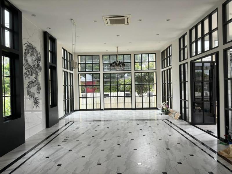 ให้เช่าที่ดินพร้อมอาคาร ขนาดที่ดิน 351 ตารางว ถนนแบริ่ง ใกล้สถานีรถไฟฟ้าสถานีแบริ่ง  อาคารชั้นเดียว  พื้นที่ใช้สอย 250 ตรม ที่จอดรถ 10 คัน