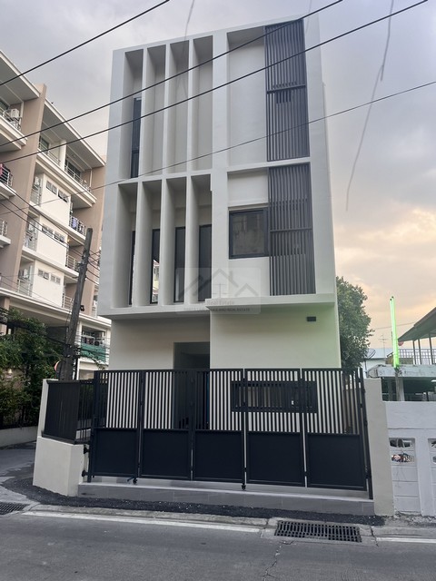 ให้เช่า Home Office 3 ชั้น แปลงมุม สร้างใหม่ 220 ตรม. ลาพพร้าว 48 (ทะลุสุทธิสารซอยพิบูลอุปถัมภ์)  ใกล้ Mrt สุทธิสาร 2 กม.