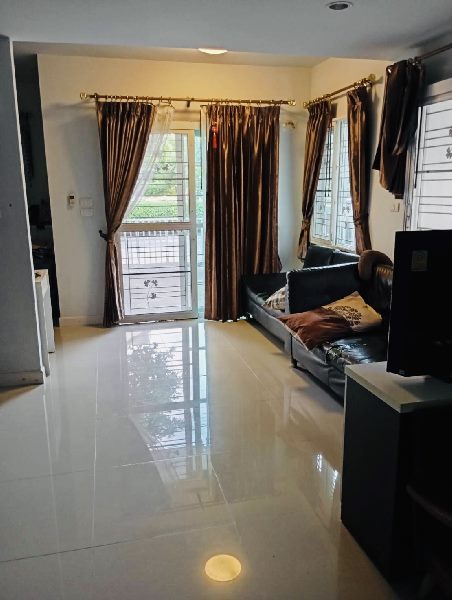 ทำเลที่ตั้งโครงการตั้งอยู่บนถนนบางกรวย-ไทรน้อย ตำบลไทรน้อย อำเภอไทรน้อย จังหวัดนนทบุรี 11150 รายละเอียดทรัพย์– เนื้อที่ 30 ตารางวา– พื้นที่ใช้สอย 141 ตารางเมตร– มี 4 ห้องนอน 2 ห้องน้ำ– จอดรถได้ 2 คัน– แอร์ 3 เครื่อง– เครื่องทำน้ำอุ่น 1 เครื่อง– ค่าส่วนกลาง 1,200บาท / เดือน ราคาขาย 2,800,000 บาท ส่วนกลางและสิ่งอำนวยความสะดวก– คลับเฮ้าส์ด้านหน้าโครงการ– สระว่ายน้ำ ขนาดมาตรฐาน– 