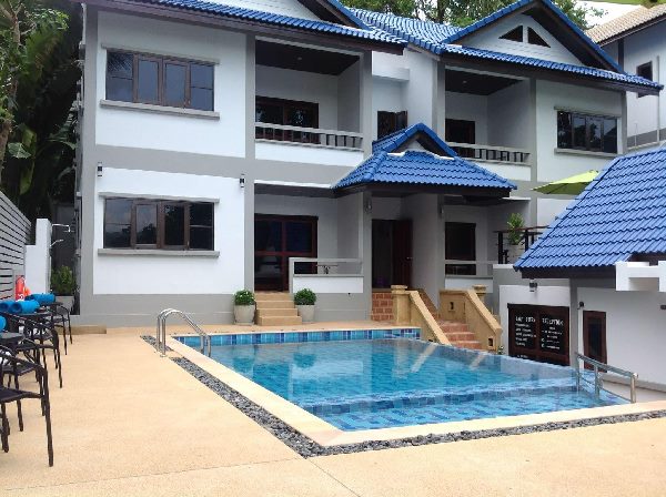 List C-27393ประกาศขาย วิลล่า รีสอร์ต บนเกาะสมุย จ.สุราษฎ์ธานี  มีลูกค้าเข้าพักตลอด  พร้อมทำธุรกิจต่อได้ทันทีเฉวง เลควิว เรสซิเดนซ์ (Chaweng Lakeview Residence) ที่พัก 7 ห้องนอน พิ้นที่ 226.1 ตารางวา มีที่พักแยกเป็นสัดส่วน รวม 7 ยูนิต ประกอบด้วย  บังกะโล 2 ชั้น = 1 ห้อง (พื้นที่ 110 ตร.ม)วิลล่า สองห้องนอน = 4 ห้อง (พื้นที่ 80 ตร.ม)วิลล่า สี่ห้องนอน = 1 ห้อง (พื้นที่ 300 ตร.ม)วิลล่า ห้าห้องนอน + สระว่ายน้ำ = 1 ห้อง (พ