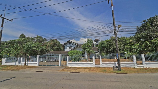 #HR050 For Rent : Thalang, Single house, 4 Bedrooms 3 Bathrooms Single house, Thalang location- 5 bedrooms, 3 bathrooms- Area 380 square wah Nearby places- Robinson Lifestyle Thalang- Lotus Thalang- Makro Thalang- Thalang Hospital Rental price 50,000 baht/month for annual contract.------------------#HR050 สำหรับเช่า : บ้านเดี่ยว ทำเลถลาง 5 ห้องนอน 3 ห้องนํ้าบ้านเดี่ยว ทำเลถลาง- 5 ห้องนอน 3 ห้องน้ำ- เนื้อที่ 380 ตารางวา สถานที่ใกล้เคียง- โรบินสันไลฟ์สไตล์ ถลาง- โลตัส ถลาง- แม็คโคร ถลาง- โรงพยาบาล ถลาง ราคาเช่า 50,000 บาท/เดือน สำหรับสัญญารายปี-------------------Avery Properties Co.,Ltd.Page : www.facebook.com/