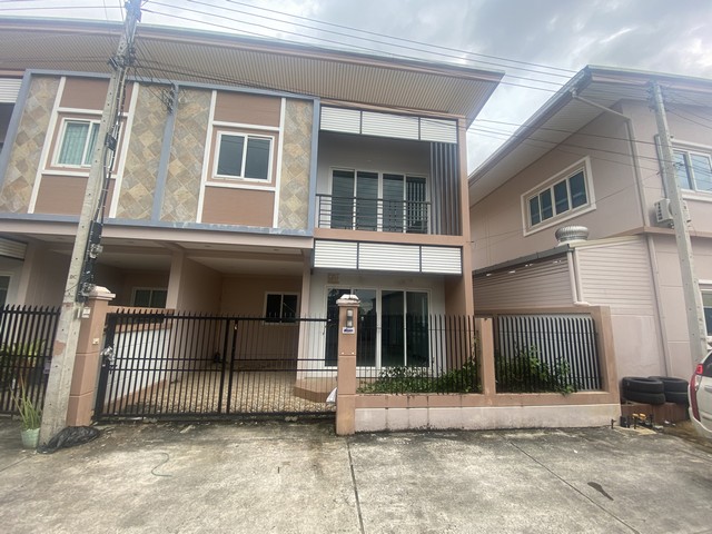   Code ID : PGTAK-LB-A-650012  ราคา  2,700,000  บาท ▸ เนื้อที่ 32 ตร.ว  พื้นที่ใช้สอย 153.3 ตร.ม.   ▸ 3 ห้องนอน 2 ห้องน้ำ    ▸ 1 ที่จอดรถ   บ้านหันไปทางทิศ เหนือ  พิกัดทรัพย์ : https://maps.app.goo.gl/CNsjnEkhrWs5uNuB7  สถานที่ใกล้เคียง ▸ใกล้  โรงพยาบาลนครแม่สอด อินเตอร์เนชั่นแนล ▸ใกล้  PTT Station ปตท.แม่ปะ ▸ใกล้  แม็คโคร แม่สอด ▸ใกล้  โลตัส แม่สอด  สอบถามเพิ่มเติม / นัดชม โทร. 097-419-5982(พลอย) โทร. 096-932-4624(ออมสิน) Line : @panaya (มี@ด้านหน้า)  ปรึกษาสินเชื่อฟรี One Stop Serv