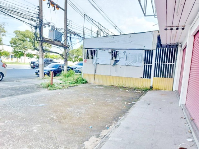 เมืองทองธานี 2.4 กม. MRT เลี่ยงเมืองปากเกร็ด 4.7 กม. รร.สาธิตปทุม 1.5กม.อาคารพาณิชย์ 4.5 ชั้น 3 คูหา หัวมุม 6นอน ให้เช่า 70ตร.วา 910ตร.ม.