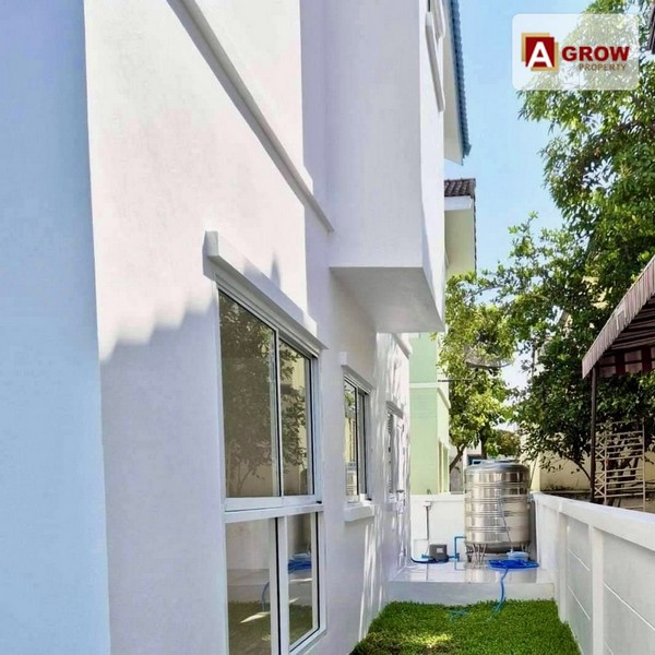 ม. ฟ้าปิยรมย์ พฤกษ์วนา เฟส6 ลำลูกกาคลอง6 มีสนามหญ้าสีเขียวมีพื้นที่จัดสวนเดินเล่นนั่งเล่นชมวิวได้รอบบ้าน