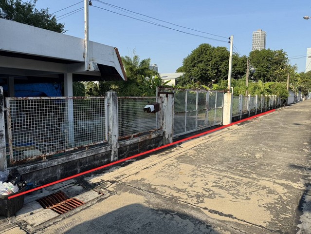 ขายที่ดินใกล้ BTS อ่อนนุช สุขุมวิท56 แยก 3-1ที่ดิน 1-0-6 ไร่ หรือ 406 ตารางวา หน้ากว้าง 39 เมตร ลึก 42 เมตรที่ดินถมแล้ว ขายราคาถูกเพียงตารางวาละ 150,000 บาท รวมราคาขาย 60,900,000 บาท ค่าใช้จ่ายในการขายจ่ายฝ่ายละครึ่งมีเรือนเก่าชั้นเดียว 1 หลังพร้อมน้ำและไฟฟ้า พื้นที่ใช้สอย 60 ตารางเมตรพื้นที่สีส้ม ย.7-21ถนนกว้างต่ำกว่า 6 เมตรเหมาะสร้างบ้านอยู่อาศัย, โฮมออฟฟิศ หรือ สำนักงานห่างจากถนนสุ