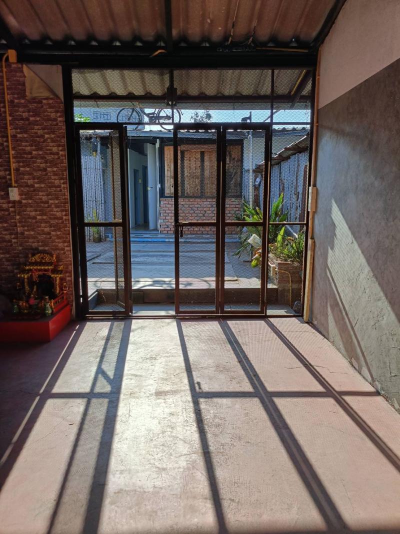 ขายอาคารพาณิชย์ติดถนน1ชั้น2คูหา ทำเลทอง อำเภอเมืองชลบุรี จังหวัดชลบุรี