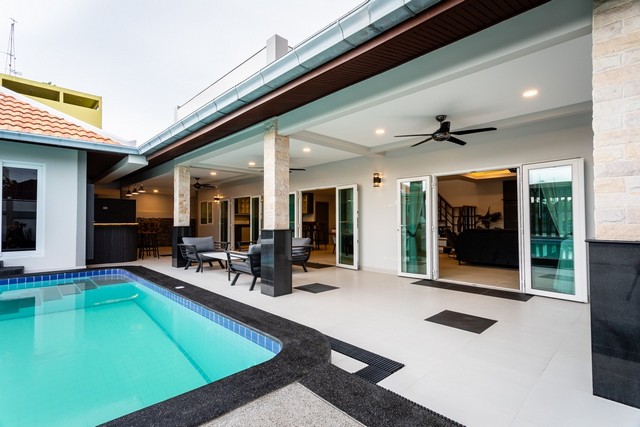 ใหม่พร้อมเฟอร์ ตำบลโป่ง  อำเภอบางละด่วน! บ้านรีโนขายเวทมุง  ชลบุรี รหัส TTR1974- ขนาด 118.40 ตารางวา (ขนาด 473.60 ตารางเมตร)- 4 ห้องนอน 5 ห้องน้ำ ระบบน้ำร้อนทุกห้อง- มี guest house แยก 2 ห้องนอน- สระว่ายน้ำระบบเกลือและจากุชซี่- ครัวไทยและครัวยุโรปเครื่องใช้ไฟฟ้าครัวครบ เตาแก๊ส เครื่องดูดควัน ไมโครเวฟ เตาอบ เครื่องล้างจาน ตู้เย็นและตู้ไวน์- มีโซนซักล้างและห้องเก็บของ 2 ห้อง- ถังเก็บน้