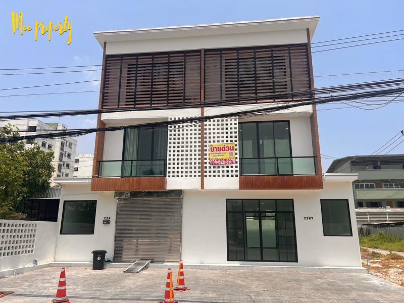 Home office 3ชั้น  ทำเลติดถนน สร้างใหม่ จากโครงการถึงถนนแจ้งวัฒนะเพียง850เมตร ใก้ลรถไฟฟ้าสายสีชมพู(สถานีหลักสี่)เพียง950เมตรรายละเอียด- 3 ห้องนอน - 3 ห้องน้ำ - 1 ห้องนั่งเล่น - 1 ห้องโถง - 3 ที่จอดรถ ที่ดิน27.8(30.3)ตรว-พท.ใช้สอย 189ตรม  -หันหน้าทิศตะวันตกเฉียงเหนือราคาขาย 6,900,000บาทพิกัดที่ตั้งhttps://maps.app.goo.gl/88AJkRPFNhqoZFbM8พิกัดสถานที่Talat Bang Khen, Lak Si, Bangkok 10210สถานที่ใกล้เคียง- IT Square Lak Si  13 นาที  ( 6.7 กม.)- วัดหลักสี่  12 นาที  (