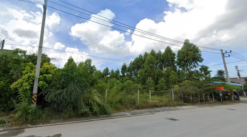 ขายที่ดินเปล่า ทำเลค้าขาย 2 ไร่ 65 ตร.ว อ.เมือง ต.ห้วยกะปิ จ.ชลบุรีที่ดินกว้าง 32.31 เมตรยาว 107.89 เมตรทำเลดี ริมถนนคีรีนคร เพียง 4 นาทีถึงแยกคีรี จังหวัดชลบุรี สามารถทำธุรกิจได้หลายประเภท เหมาะแก่การลงทุนหรือสร้างที่อยู่อาศัยได้ราคาเพียง 24,000,000  บาท พิกัดที่ตั้งhttps://maps.app.goo.gl/uAPwZgnHEixZtdbw6สถานที่ใกล้เคียง- โรงงานคอนกรีผสมเสร็จ CPAC ชลบุรี  1 นาที  (150 เมตร)- วัดเขาเชิงเทียนเทพาราม  1 นาที (300