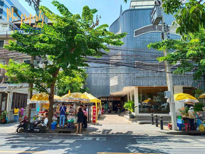 อาคารพาณิชย์ ที่น่าลงทุน ย่านพระราม 3 แหล่งธุรกิจ ที่เราอยากแนะนำ สนใจทักมาหาเราได้ที่นี่ ????????☎️☎️อาคาร 4 ชั้น ให้เช่าทั้งอาคาร(ชั้น 4 คือ ดาดฟ้า) พื้นที่ใช้สอยภายในอาคารโดยประมาณ 1,555 ตารางเมตรบนที่ดินขนาด 135 ตารางวารายละเอียดอาคารให้เช่าอาคาร 4 ชั้น (ชั้น 4 คือ ดาดฟ้า) พื้นที่ใช้สอยภายในอาคารโดยประมาณ 1,555 ตารางเมตร. . .ที่ดินขนาด 135 ตารางวาหรือ 540 ตารางเมตร. . .ตอนนี้ชั