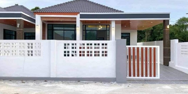 AOM 1400บ้านเดี่ยวซื้อสดหรือผ่อนตรง ไม่มีส่วนกลาง พิกัด โป่ง พัทยา-อ่างมาบประชัน ใกล้ทางหลวง 363 ห้องนอน 2 ห้องน้ำ ห้องครัว ห้องโถง และที่จอดรถ 2 คันพื้นที่ 50 ตารางวาราคา 3.49ล โอน 50/50 ฟรี ชุดห้องนอน 1 ห้อง – ผ้าม่านกันแสงทั้งหลังพร้อมม่านโปร่ง – ชุดโซฟาห้องรับแขก – เคาน์เตอร์ครัวพร้อมซิ้งล้างจาน – ฮูดดูดควันพร้อมเตาฝัง  มิเตอร์น้ำ มิเตอร์ไฟ - แอร์ 2 ตัว บ้านสามารถเข้าอยู่