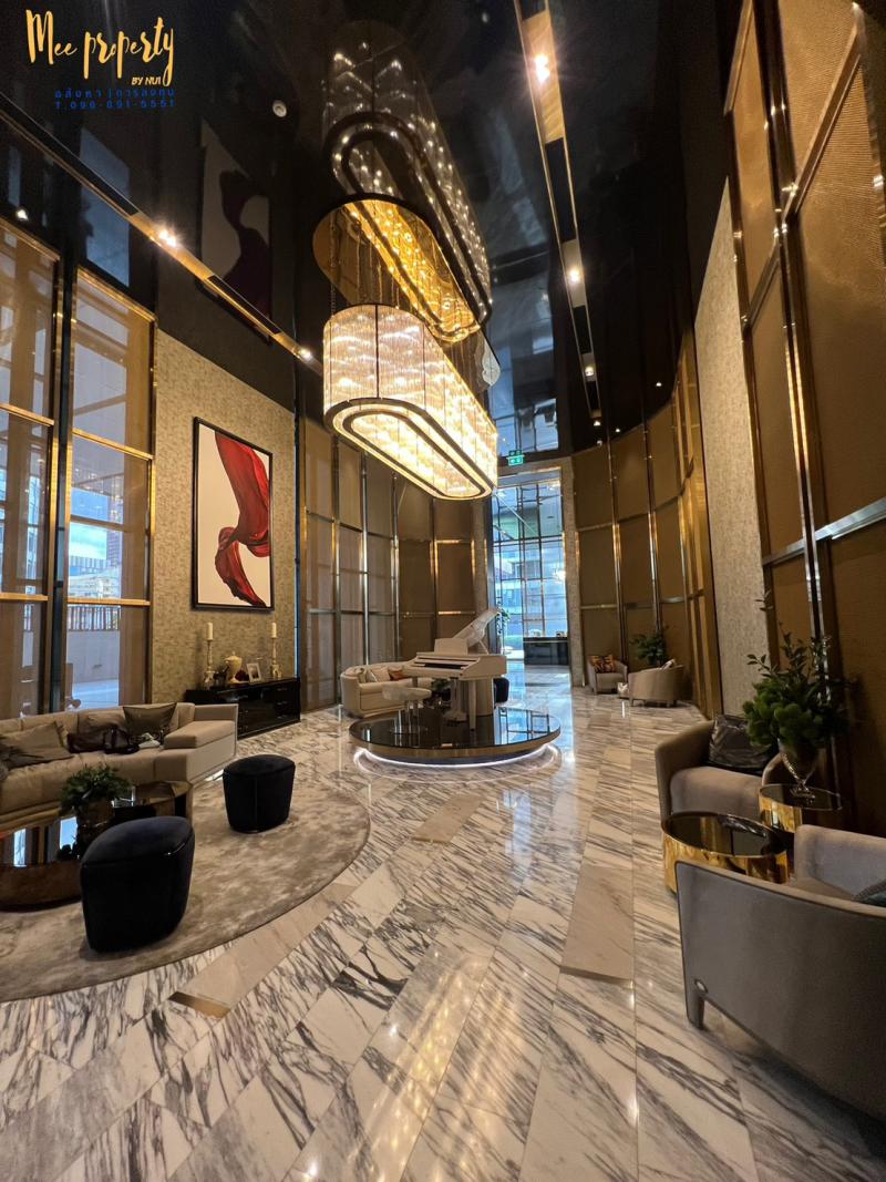 #ขายคอนโดกลางทองหล่อ คอนโดมิเนียม ลาวีค สุขุมวิท 57 พร้อมสระว่ายน้ำส่วนตัว  ชั้นละเพียง 1 ยูนิต Penthouses 357 ตร.ม. ชั้น 33  สามารถแยกทางเข้า - ออก ของห้องแม่บ้านและห้องครัวได้ ตอบโจทย์ Lifestyle luxury ห่าง Bts ทองหล่อ เพียง 100 เมตร เห็นวิวเมืองทุกห้อง  รายละเอียดห้อง- ขนาดพื้นที่ 357  ตร.ม  พร้อมสระว่ายน้ำส่วนตัว- 4 ห้องนอน - 5 ห้องน้ำ- 1 ห้องแม่บ้าน พร้อมห้องน้ำ- 2 ห้องครัว- 1 ห้องเก็บของ- สระว่ายน