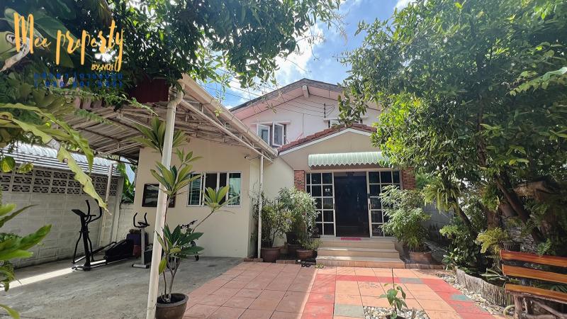 #ขายด่วนบ้านเดี่ยว 2 ชั้น 800 เมตร ถึง Bts เอกมัย  ซ.สุขุมวิท 65  พื้นที่รอบบ้านกว้างขวาง #แค่ที่ก็คุ้มแล้ว ใกล้ห้างสรรพสินค้า Gateway เอกมัยบ้านใจกลางเมืองพร้อมอยู่ ทำเลธุรกิจ เหมาะซื้อลงทุนเป็นมรดก ซื้อลงทุน หรือรีโนเวทปล่อยเช่า #รายละเอียดทรัพย์พื้นที่ 84 ตร.ว. พื้นที่ใช้สอย 200 ตร.ม.7 ห้องนอน  6 ห้องน้ำ พร้อมที่จอดรถด้านหลังบ้าน 1 ห้องแม่บ้าน มีห้องน้ำในตัว#พิกัดที่ตั้ง:https