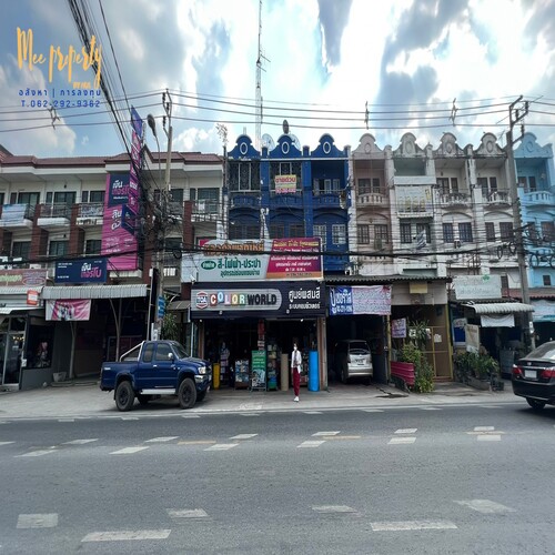 ขายตึก 2 คูหา 3.5 ชั้นครึ่ง ริมถนนบ้านกล้วย พื้นที่ใช้สอย 460 ตร.ม. ตัวอาคาร 8 เมตร x 15 เมตร หน้ากว้าง 8 เมตร รายละเอียด ห้องนอน 6 ห้อง ห้องน้ำ 3 ห้อง ราคา 6,600,000 บาท (ค่าธรรมเนียมการโอนคนละครึ่ง) พิกัดแผนที่ :https://goo.gl/maps/2xmJNsXD7jp4JK96Aสถานที่ใกล้เคียง-โรงเรียนอนุบาลพิชาดา-ร้านอาหารห่าวชือ-โรงพยาบาลบางบัวทอง-ตลาดนัดมนวดี----------------------------------????ช่องทางการติดต่ออื่นๆ ???? —------------- ✅ Fanpage : Mee Property by Nui   https://citly.me/G8Vrz—--